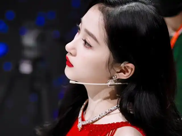 关晓彤带着爱宠自拍,路灯下侧颜美如画,五官比例让人羡慕不已