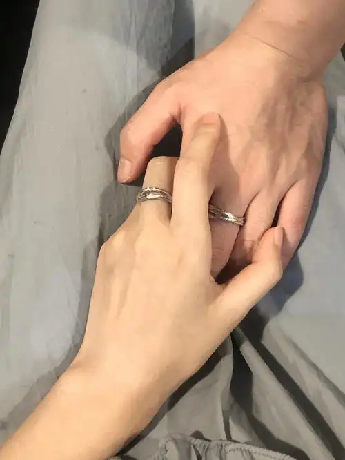 作为礼物是个不错的选择哦快戴上情侣对戒拍很多牵手照片吧9195