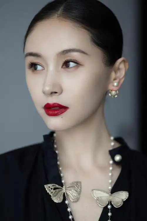 在妆容上,王子文的颜值经得住灯光和镜头,仅凭这种紧贴头皮的发型和