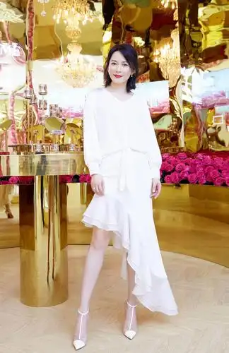 俞飞鸿真有48岁?近照皮肤光洁乌黑发量惊人,穿长靴美腿藏得太深