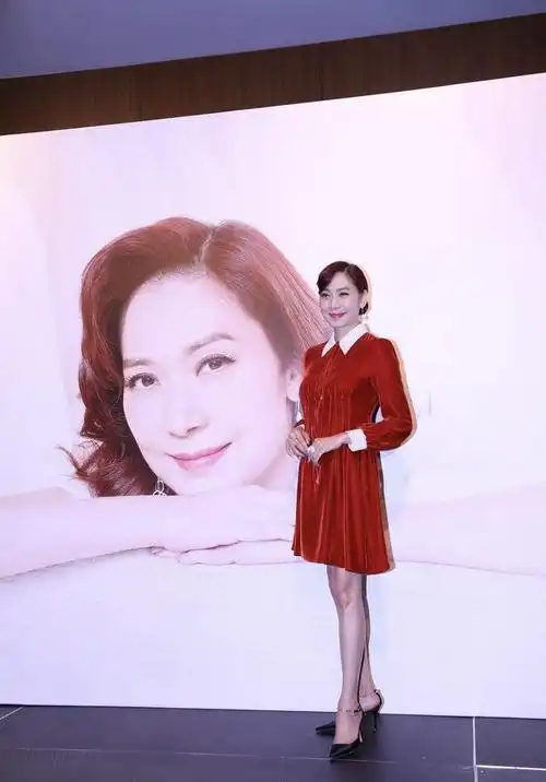 邝美云成功逃出发福年纪穿红色连衣裙身材饱满迷人端庄优雅