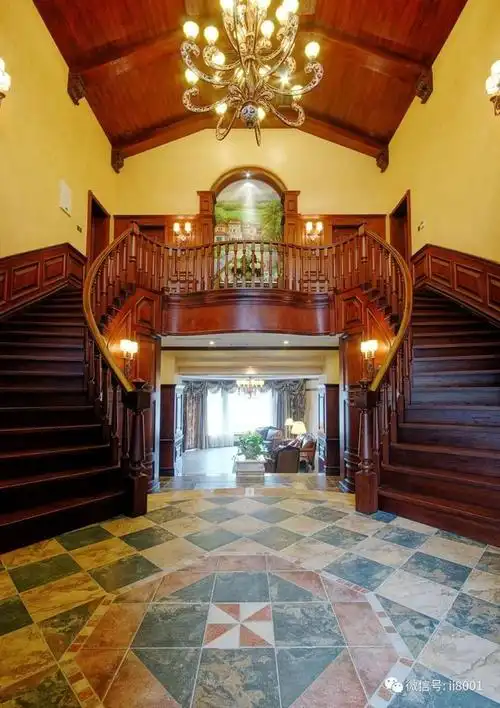 别墅设计不同,本案开门入户映入眼帘的便是一个很大的门厅及双跑楼梯