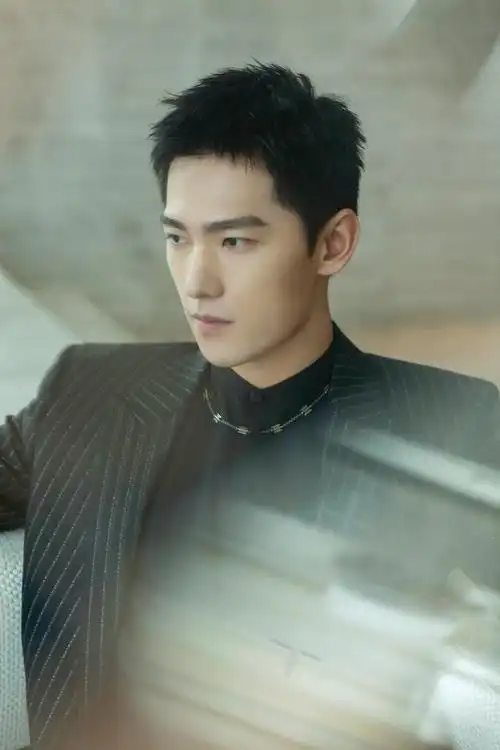 杨洋新作急先锋大年初一与大家见面首映造型优雅深邃