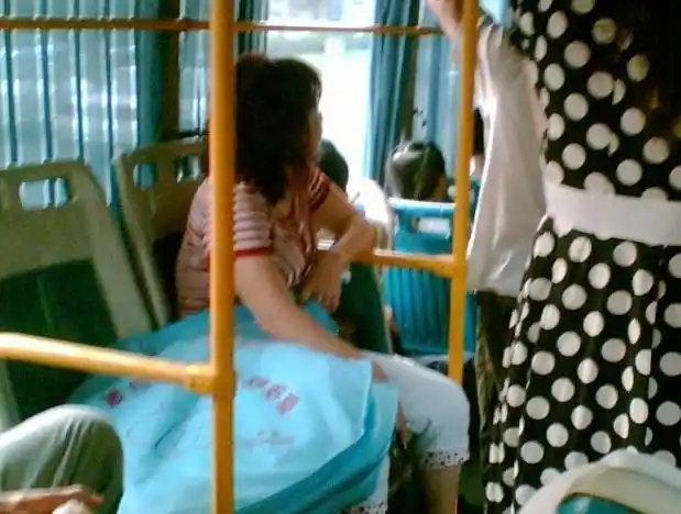 实拍公交车上的不雅行为