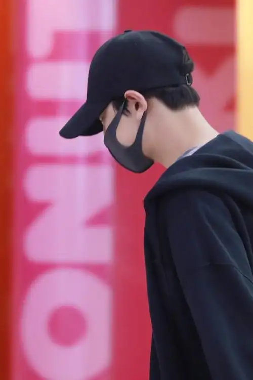 灿烈观看cbx演唱会归来 一身黑衣低调现身机场