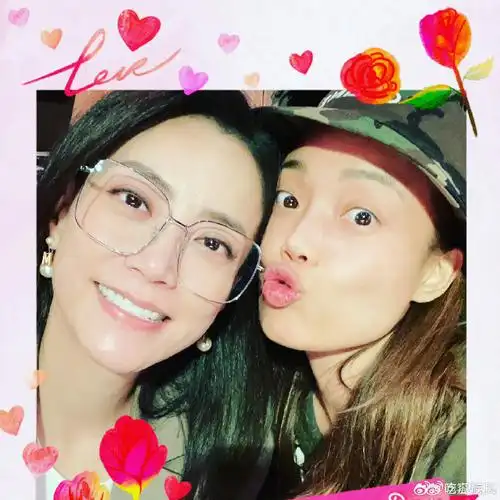 容祖儿晒照为霍汶希庆生##容祖儿叫霍汶希老母