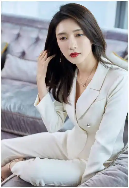 原创江疏影霸道女总裁范儿白色西装搭大红唇优雅又帅气的穿搭