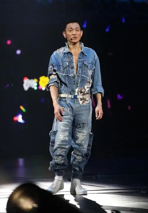 想当明星必须多穿牛仔裤细数刘德华穿过的牛仔裤
