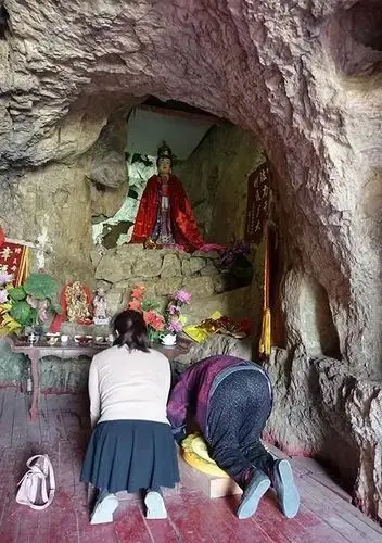 爬入第一层洞窟,有道姑把持,供奉泰山奶奶.