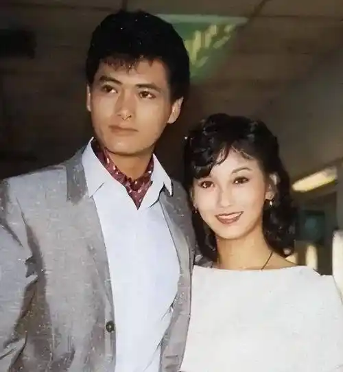 因为赵雅芝与周润发合作的次数是最多的,再加上周润发的绯闻很多.