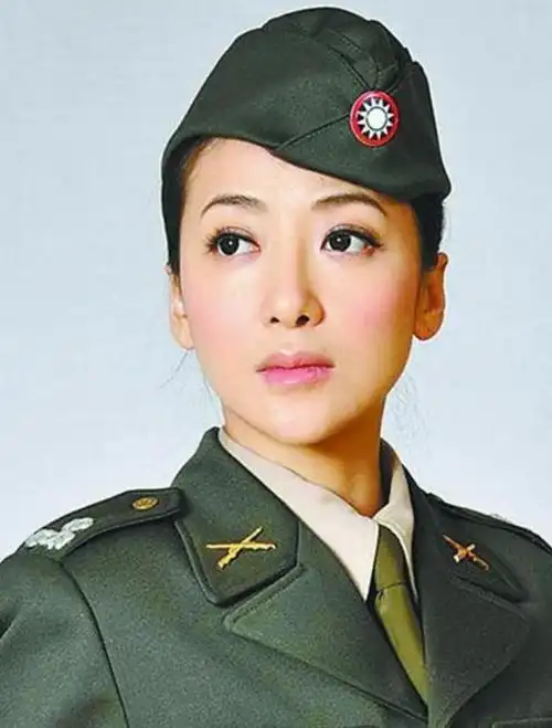 余男,闫妮军装造型太真实诸如此类的反面案例还有很多,但真正将