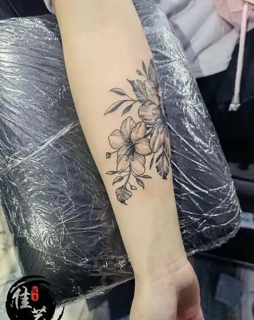 素花纹身图片_手臂点刺new school纹身图案