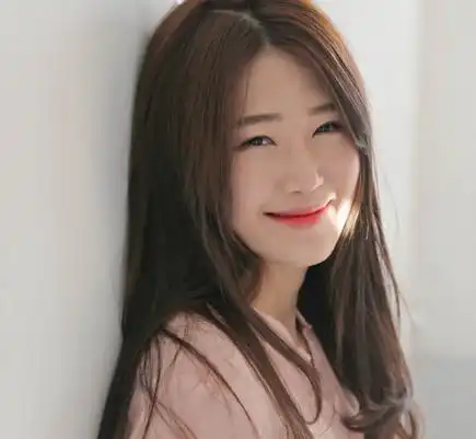 中分的柔顺长发