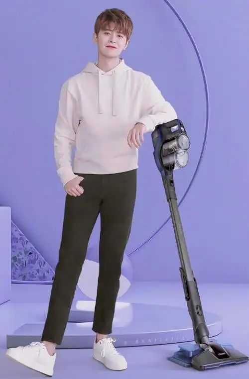 任嘉伦拍照勾脚尖姿势