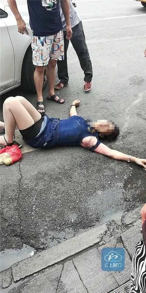 突发丨荆门一女子被压车底众人合力抬车救人