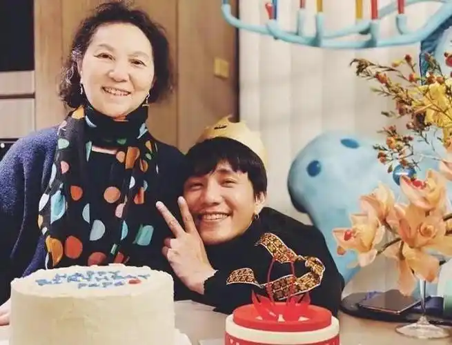 陈坤儿子带奶奶日本游玩21岁他帅气魁梧像爸爸奶奶优雅大方