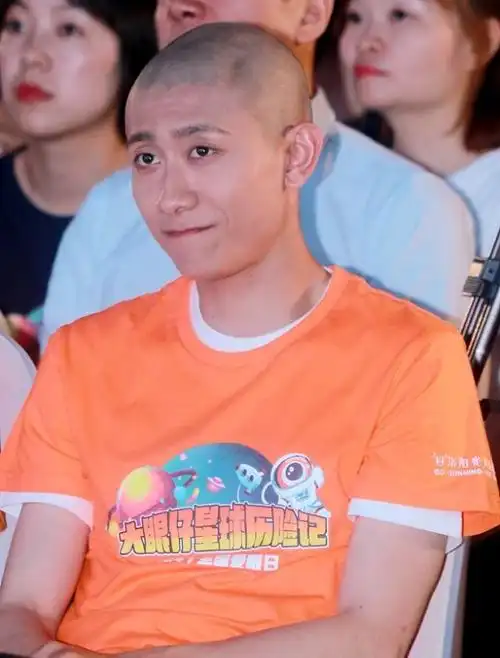 光头张一山亮相活动十分醒目痞气十足神似韦小宝