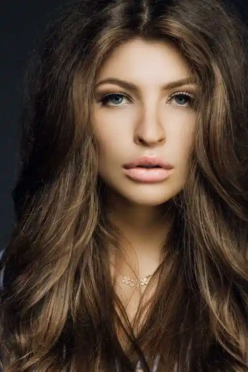 年轻漂亮的厚嘴唇蓝眼睛的长发女人