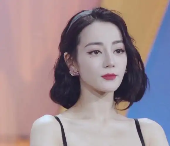 迪丽热巴是在逃公主吧#迪丽热巴《你是我的荣耀》见面会迪丽热巴复古