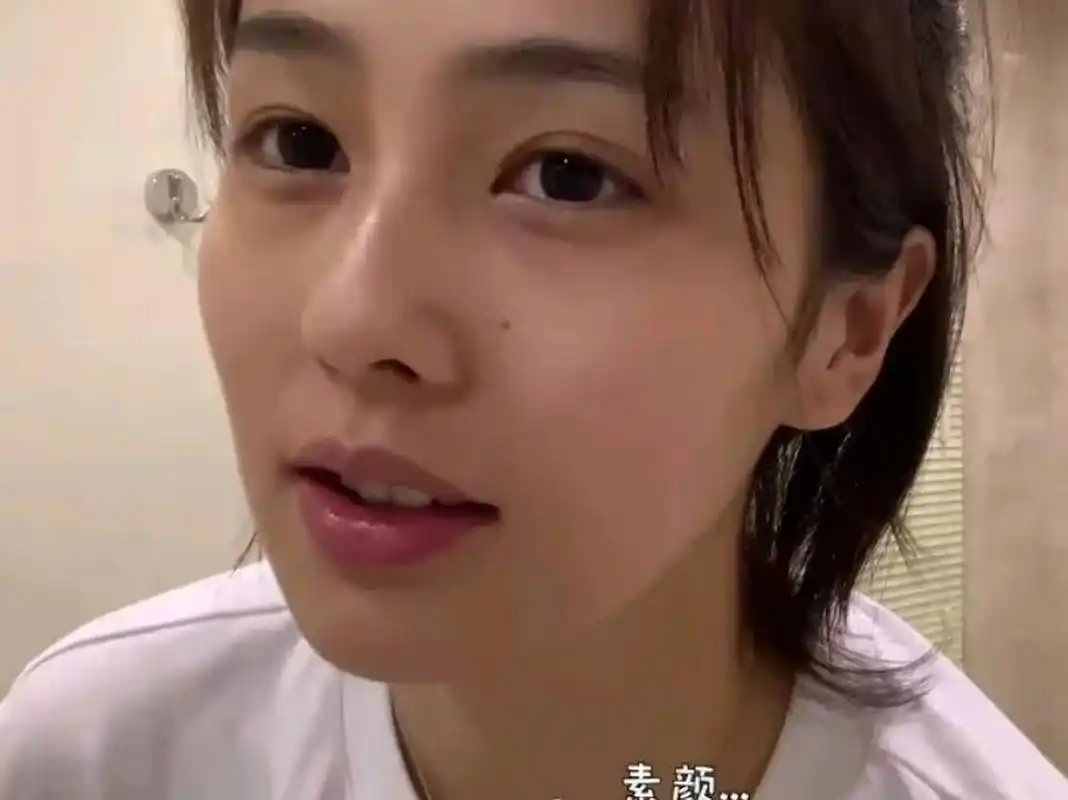 白鹿还真不把我们当外人啊,相机怼脸素颜照说发就发,真是有颜任性