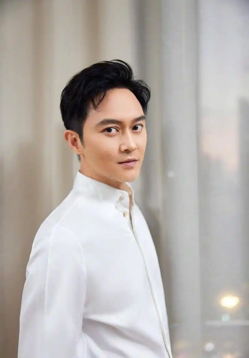 张智霖近况引发热议 张智霖哥哥最近的照片引发了网友的热议,虽然他的