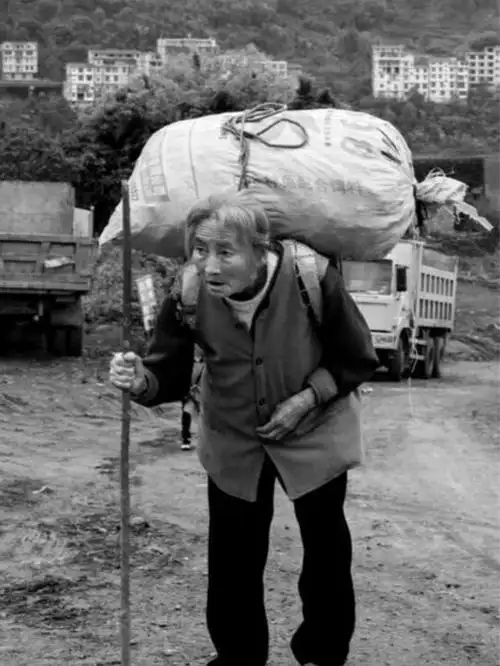 山里母亲扛的重担,山外儿女心中之痛.