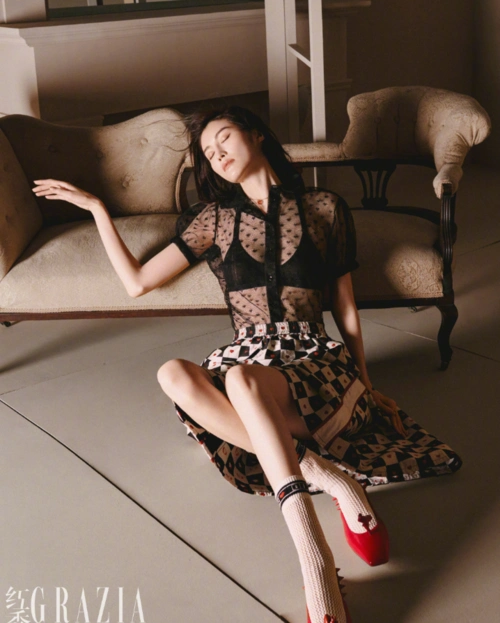 何穗穿红背心搭配黑白针织短裤 造型妩媚秀大长腿