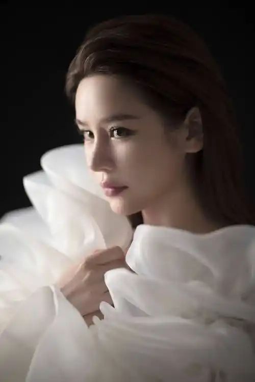 邱意浓迷幻写真曝光 缱绻光影散发魅惑气息-影圈焦点新闻的专栏