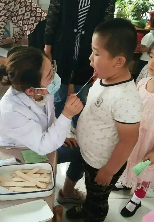 木李卫生院联合派出所走进幼儿园进行免费查体和录入dna数据库工作