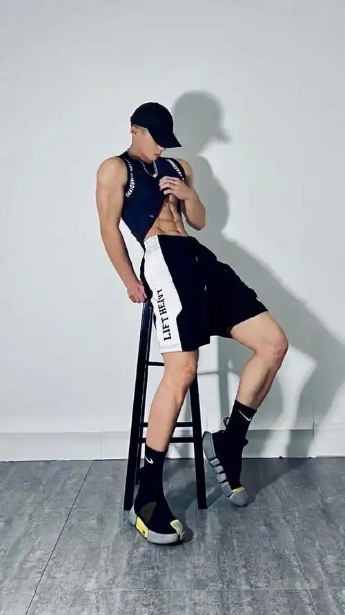 体育生芦苇荡里拍写真八块腹肌宛如搓衣板大长腿帅气逼人