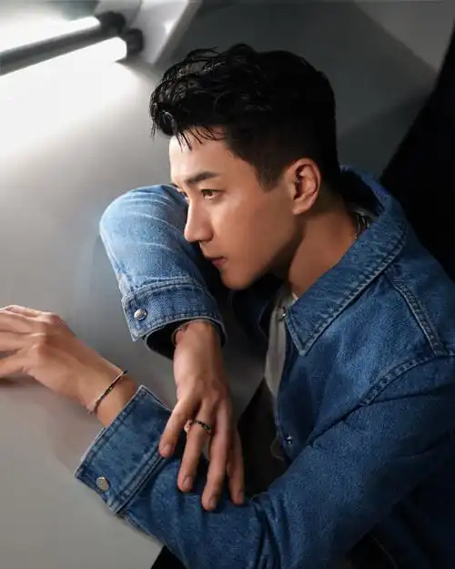 starsinchopard#演员@刘恺威佩戴#chopardicecube#系列珠宝,勾勒深邃