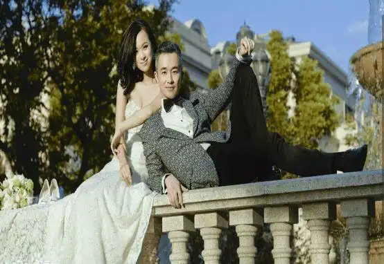 她是央视金牌主持人,24岁嫁给42岁同行,丈夫患病后,仍不离不弃