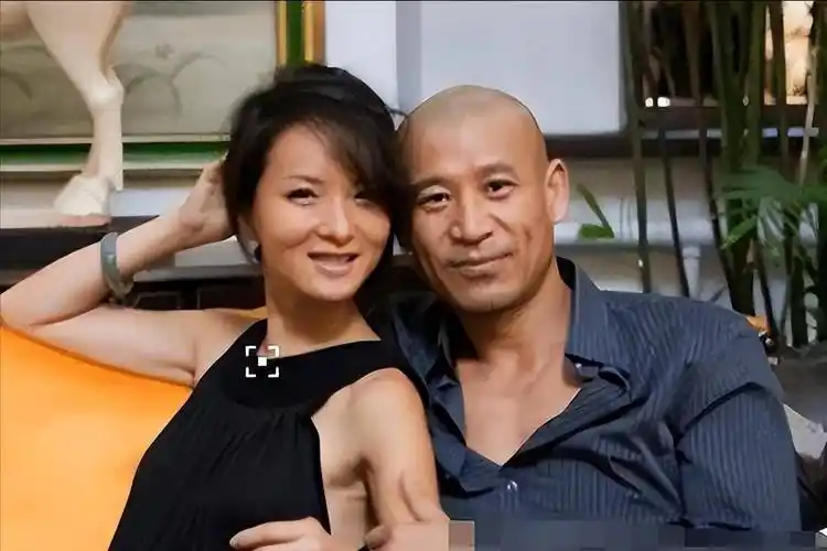 谢兰:嫁演员师小红,丁克11年愁坏婆婆,41岁意外得子全家乐开怀_父母