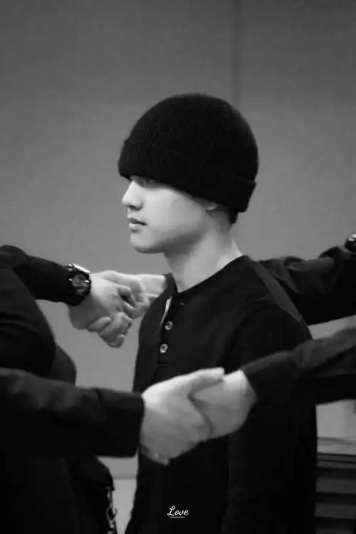 相对于队内高人气成员,都暻秀的死忠粉女友粉较少这一点对于他现在和