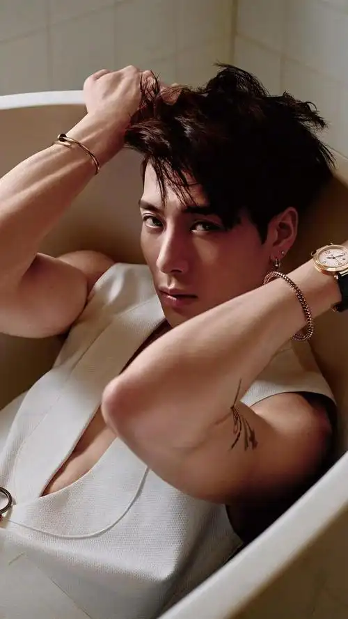 高清壁纸丨王嘉尔"潮流荷尔蒙穿搭"这身材太美了_网易订阅