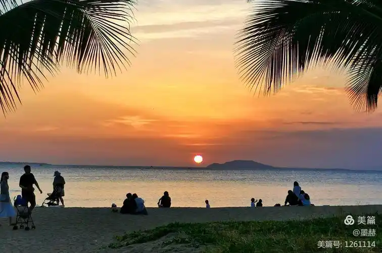 黄昏恋—夕阳下的三亚湾