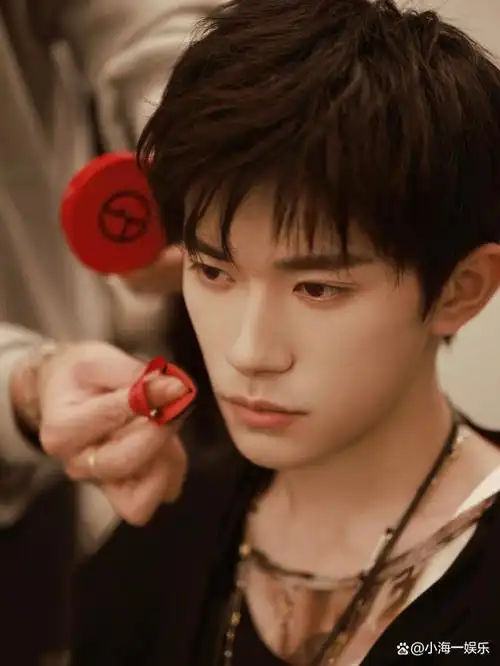 易烊千玺恋情曝光?这个让人们都羡慕的女生究竟是谁