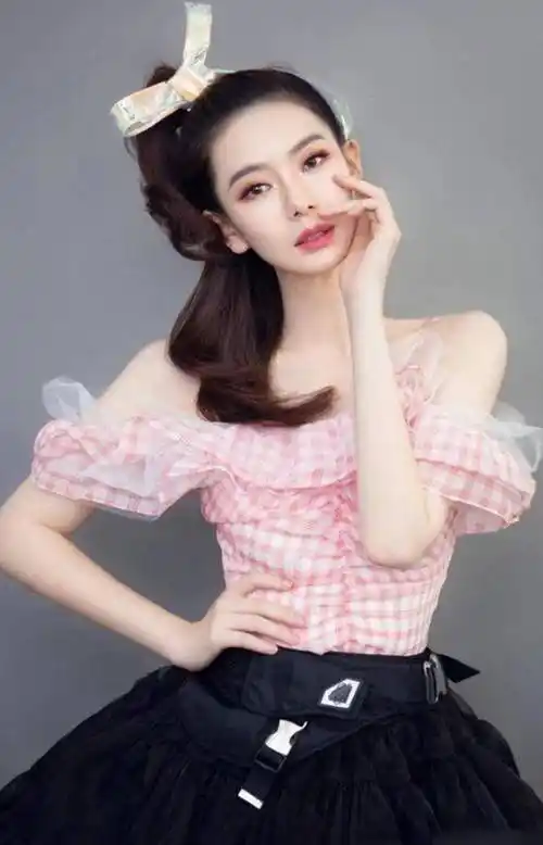 扎一个lucky同款发型简直一模一样,别人都是丈夫的缩小版,戚薇直接搞