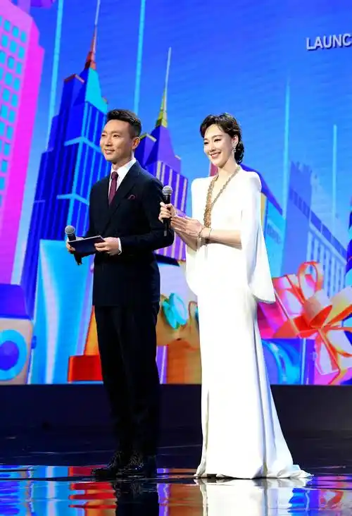 生活中王冠与央视众多主持人是很好的朋友,李咏哈文夫妇更是她事业上