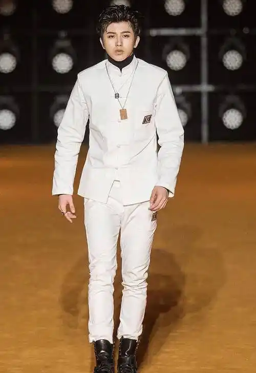 同样的脸同样的五官同样的身高,以前的蔡徐坤看着格外俗气,即便穿上