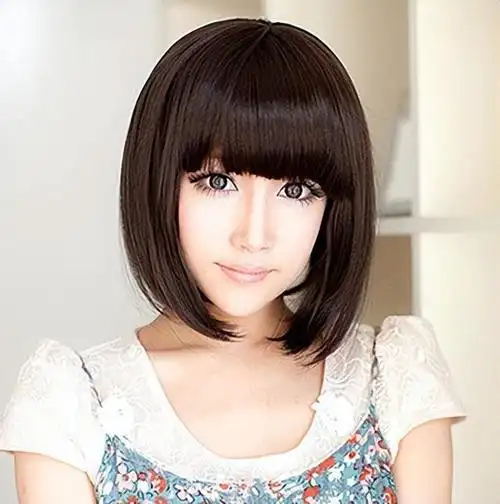 发型特征:*方脸缺乏柔和感,做头发时应注意利用幅度柔和脸型*在头顶