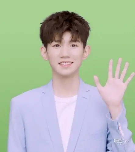 [王源][新闻]190301 王源代言手机专属主题 每个时间段都能看到王源