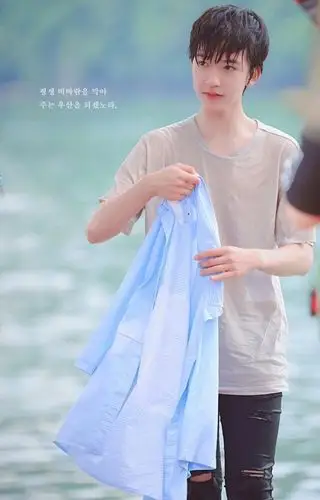 贺峻霖外表在一般男女生眼里应该是属于好看的吧?