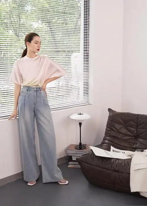 马雅舒不愧是吴奇隆的前妻,黑色polo衫配牛仔裤,猜不出年龄