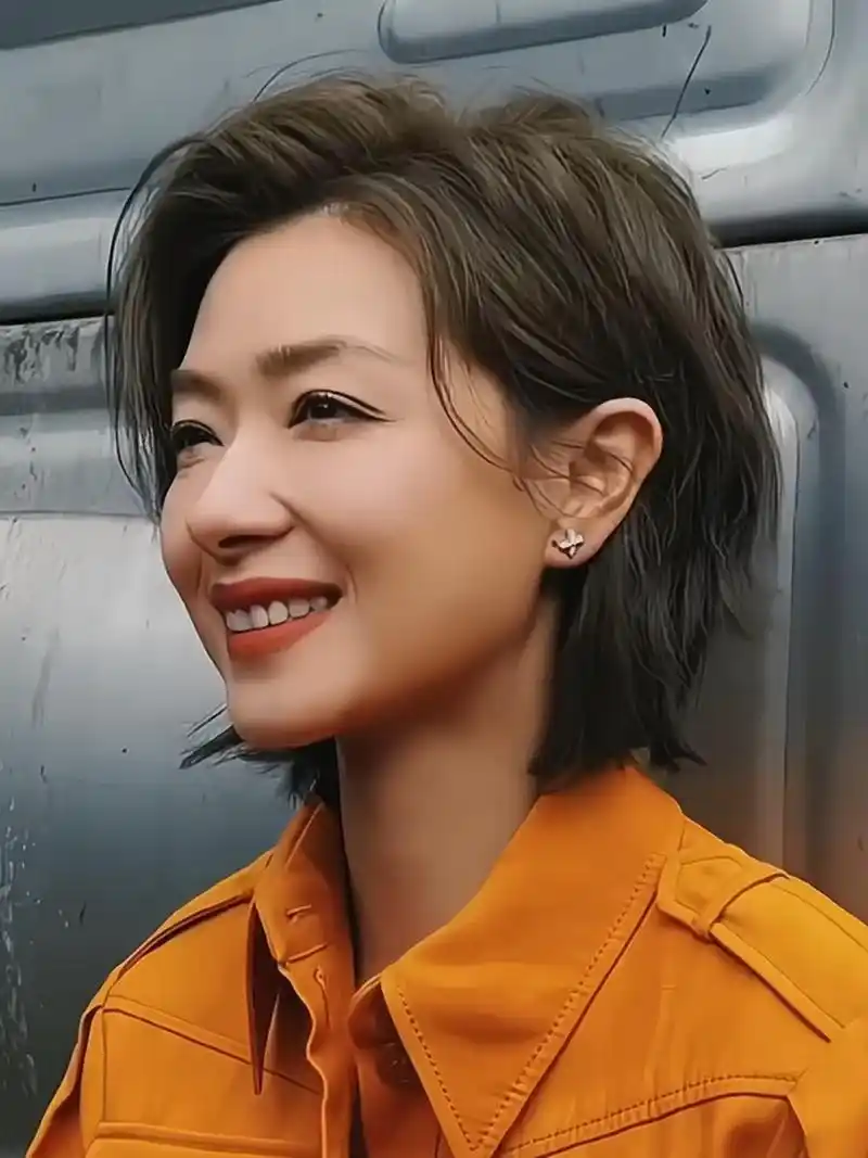 万茜短发造型91        分,瞬间少女感十足,高额头,发际线发量偏少