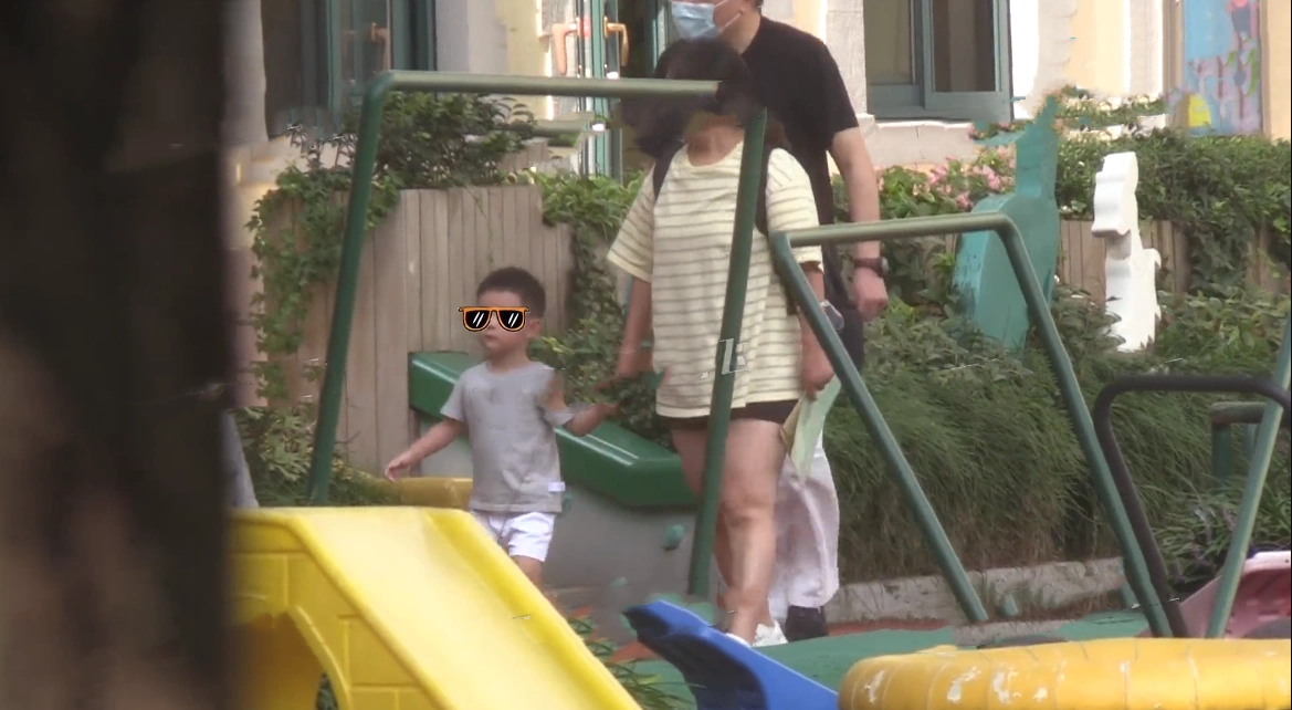 赵丽颖带儿子现身!母子逛超市画面温馨且有爱,儿子近照像赵丽颖