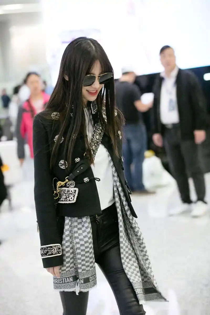 angelababy 久违的机场街拍,这颜值简直暴风哭泣~硬朗牛仔搭配马丁靴
