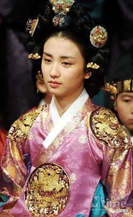 特别长的,可能还是在仪式中使用的,朝鲜还有一些非常更大的发髻.