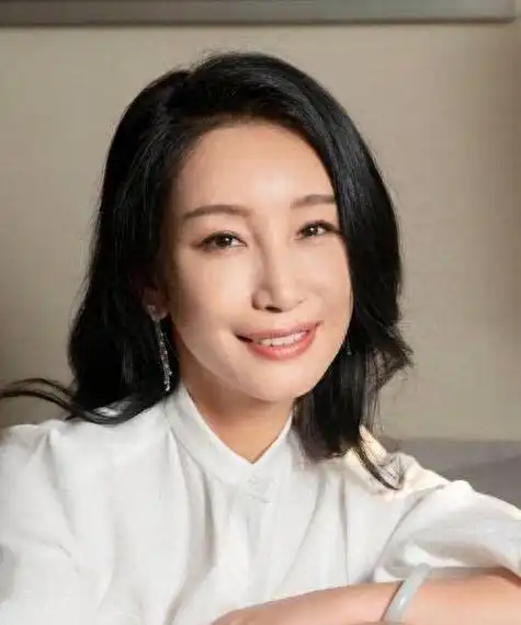 一个备受争议的娱乐圈明星,她的婚姻曾一度饱受外界指责,被批为"小三"