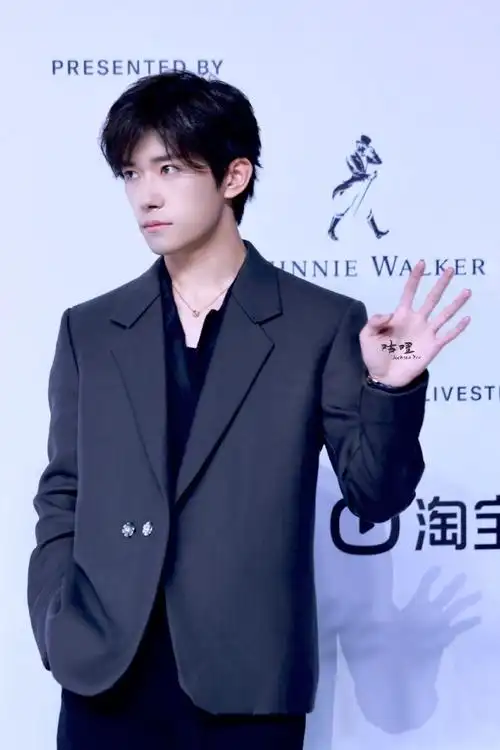 杨幂易烊千玺刘冲合照##易烊千玺代言波司登